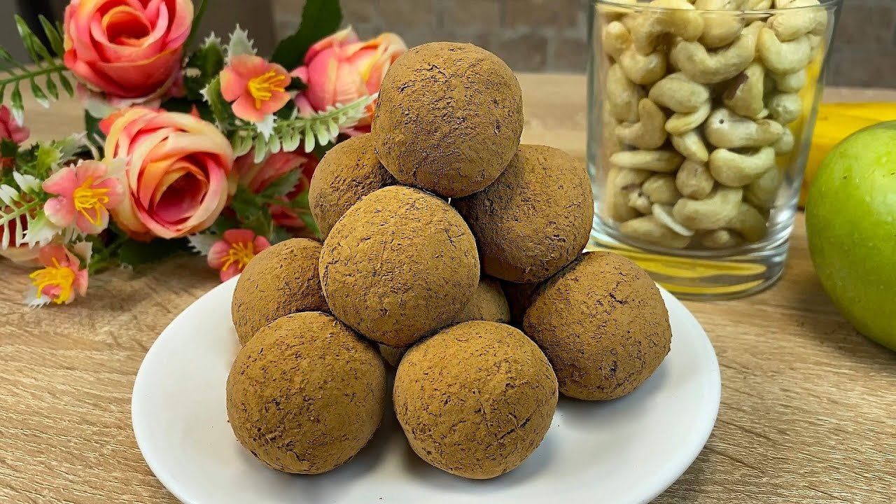 Trufas sin horno de frutos secos, nueces y cacao — Trufas masticables de nueces y cacao ligadas con ciruelas pasas, orejones y pasa
