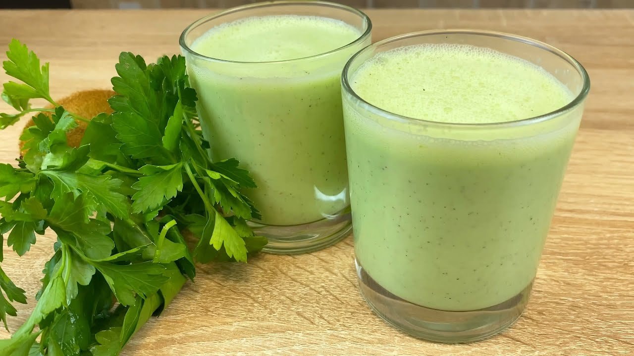 3 boissons détox minceur faibles en calories — Trio rafraîchissant de boissons détox quotidiennes : tisane persil-citron-canneb