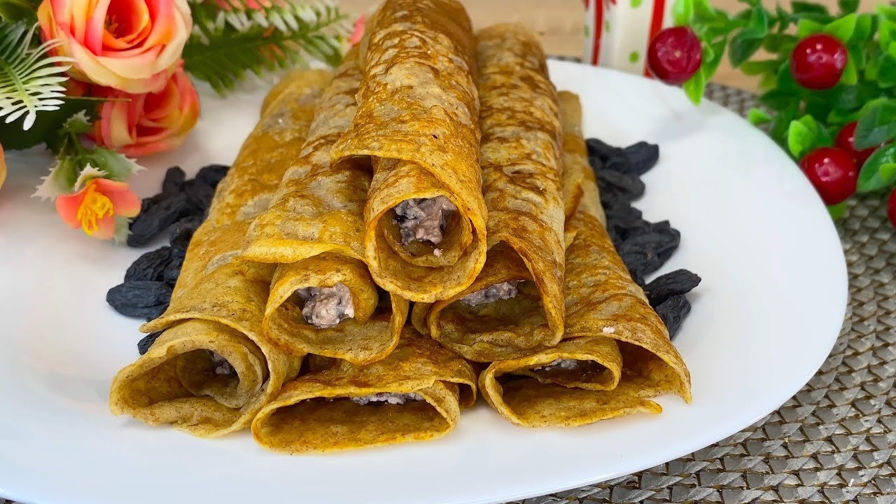 Zuckerfreie Mais-Kefir-Chia-Pfannkuchen, ohne Weizen — Goldene Maismehl-Pfannkuchen, gebunden durch Kefir und ein Chia-Ei, mit Erythrit