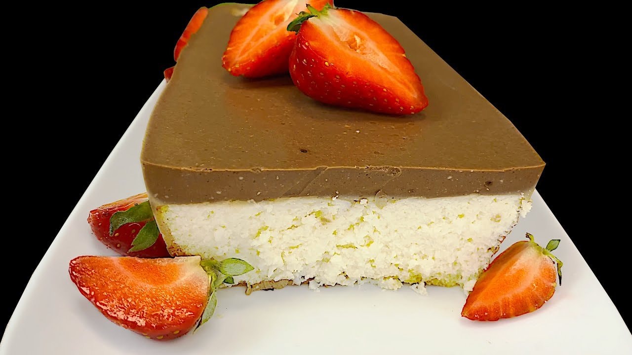 Dessert étagé au yaourt de coco sans sucre — Dessert de coco délicat avec un biscuit à la farine de coco, yaourt et œufs, coi
