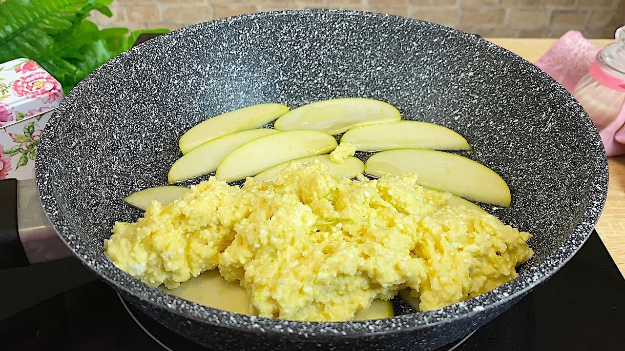 Gâteau à la poêle maïs-pomme sans sucre — Gâteau à la poêle moelleux à la semoule de maïs, fromage blanc et pommes, sucré 