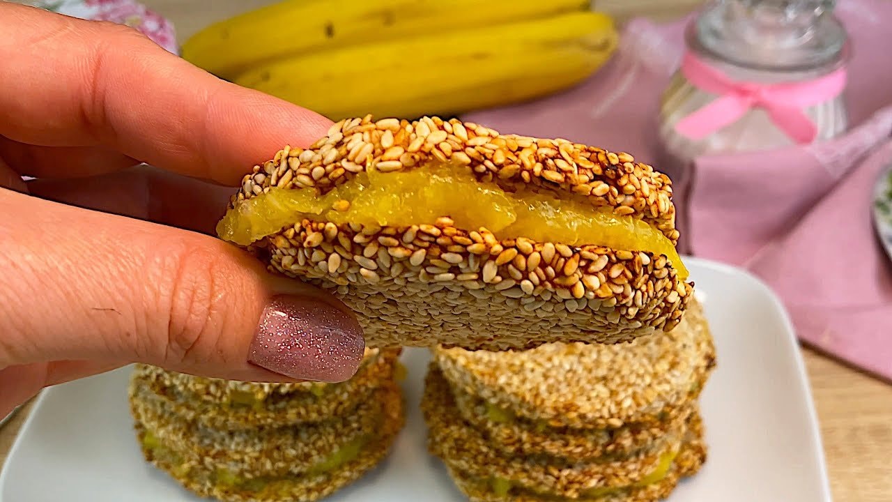 Sesam-Bananen-Kekse aus 2 Zutaten mit Orangenfüllung — Kauige Sesam-Bananen-Kekse, zusammengesetzt mit einer leuchtenden hausgemachten 