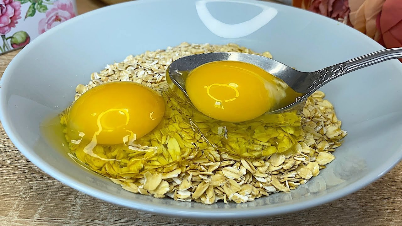 Pizza al horno de avena y huevo (sin harina) — Horneado salado sin harina con avena y huevos, cubierto con queso, tomates cherr