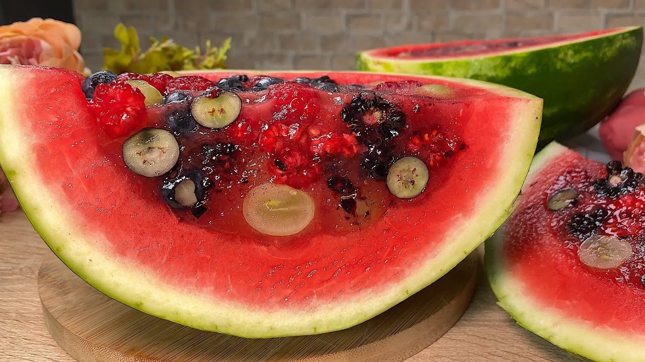 Wassermelonen-Beeren-Gelatinedessert (Ohne Zucker) — Erfrischendes Sommer-Gelatinedessert mit frischem Wassermelonensaft, Blaubeeren,