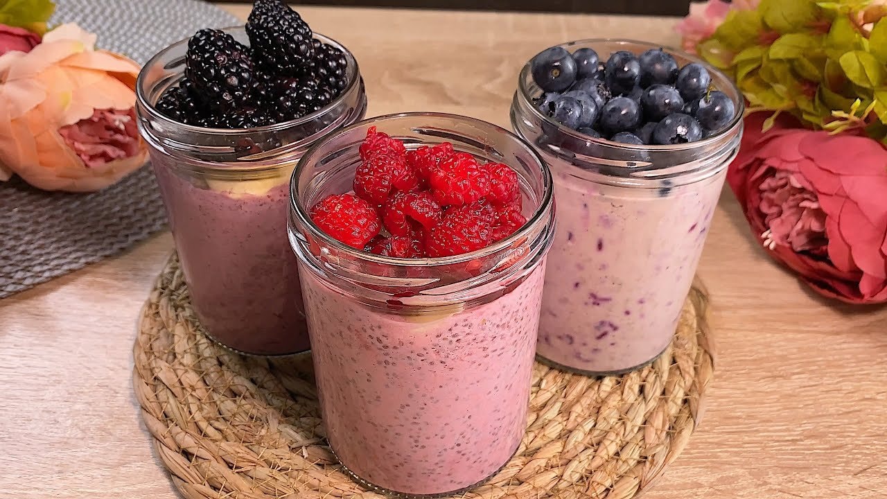 3 pots de petit-déjeuner au chia, avoine, lin et fruits rouges — Trois pots de petit-déjeuner à préparer à l'avance avec yaourt, framboises, myrt