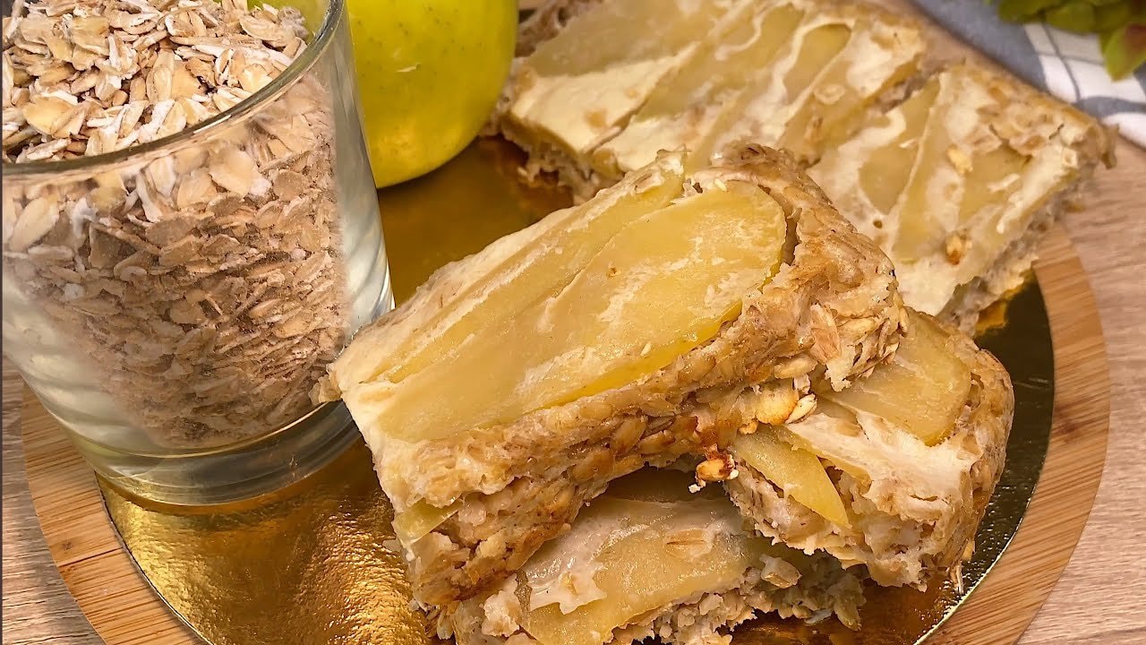 Gâteau-crumble pomme-avoine (sans farine, sans sucre) — Gâteau-crumble en couches aux flocons d'avoine, pommes tranchées et blancs d'œuf