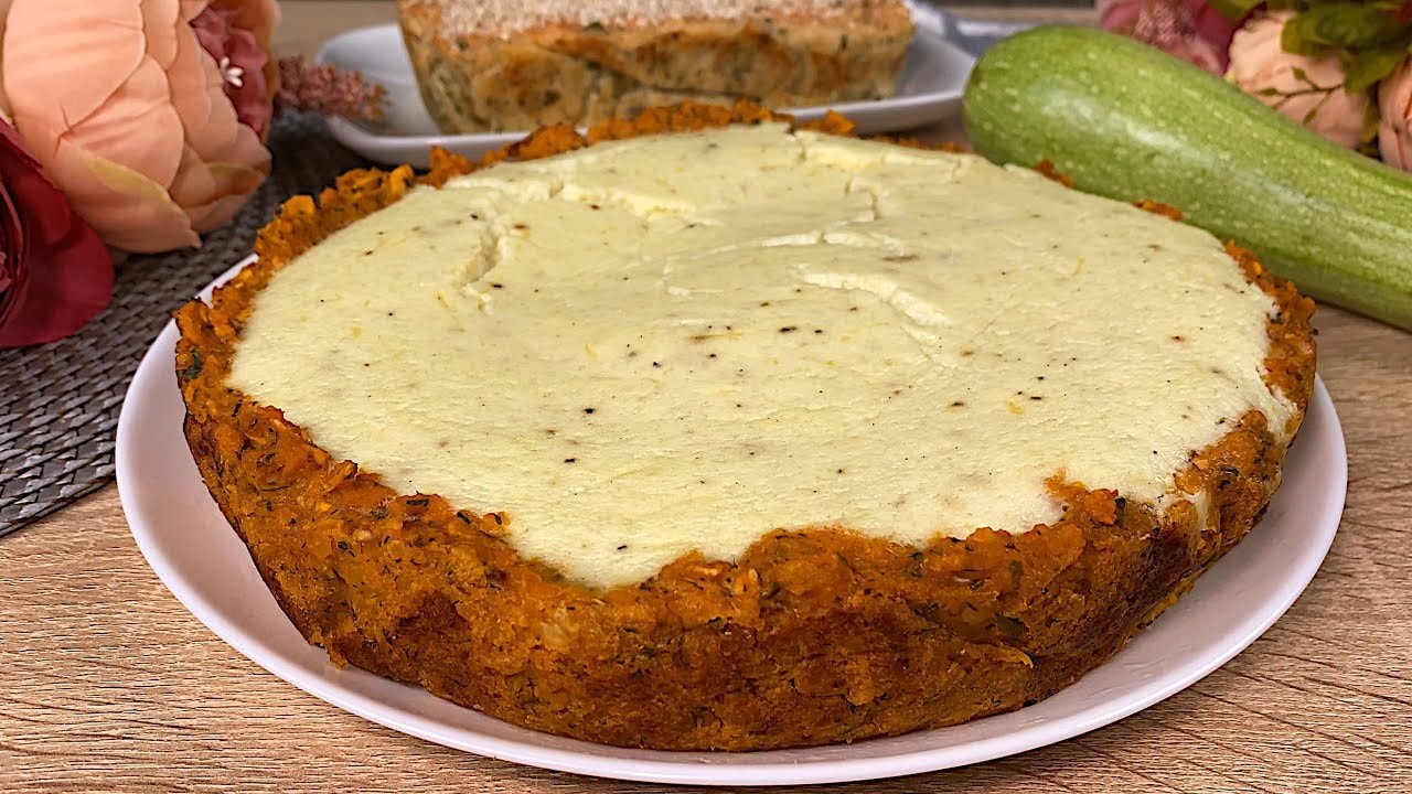 Pastel al horno de lentejas, calabacín y avena alto en proteínas — Pastel de dos capas airoso con lentejas rojas especiadas, avena y puré de calaba