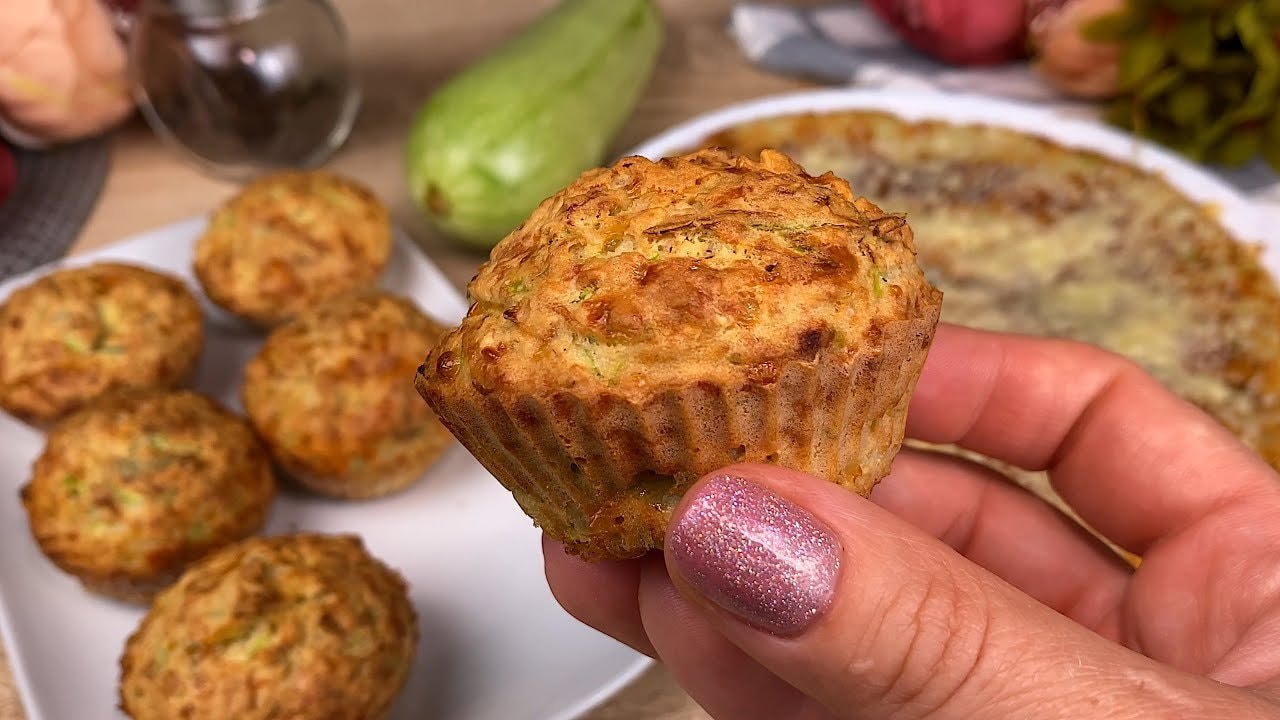 Muffins salados de calabacín y avena (más pizza rápida) — Muffins salados esponjosos con calabacín rallado, pimiento, avena y queso, horne