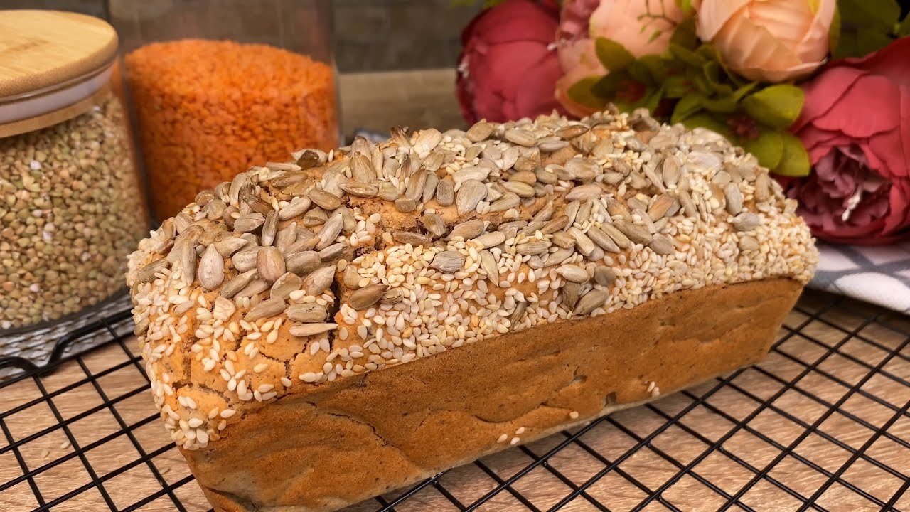 Pan energético de lentejas y trigo sarraceno (sin gluten, vegano) — Hogaza densa sin gluten a base de lentejas rojas y trigo sarraceno verde remojad
