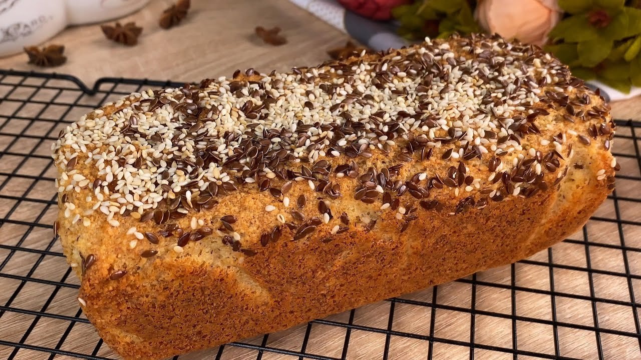 Pan tierno de harina de almendras (sin gluten, bajo en carbohidratos) — Pan sedoso de harina de almendras con 4 huevos, crema agria y un toque de manteq