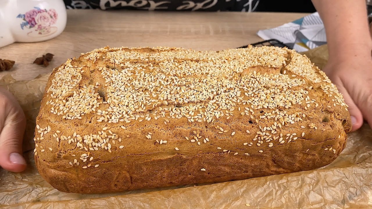 Glutenfreies Hüttenkäse-Brot mit Kakao-Bananen-Aufstrich — Zartes glutenfreies Hüttenkäse-Brot mit Maisgrieß, Reismehl und Leinsamen, kombi