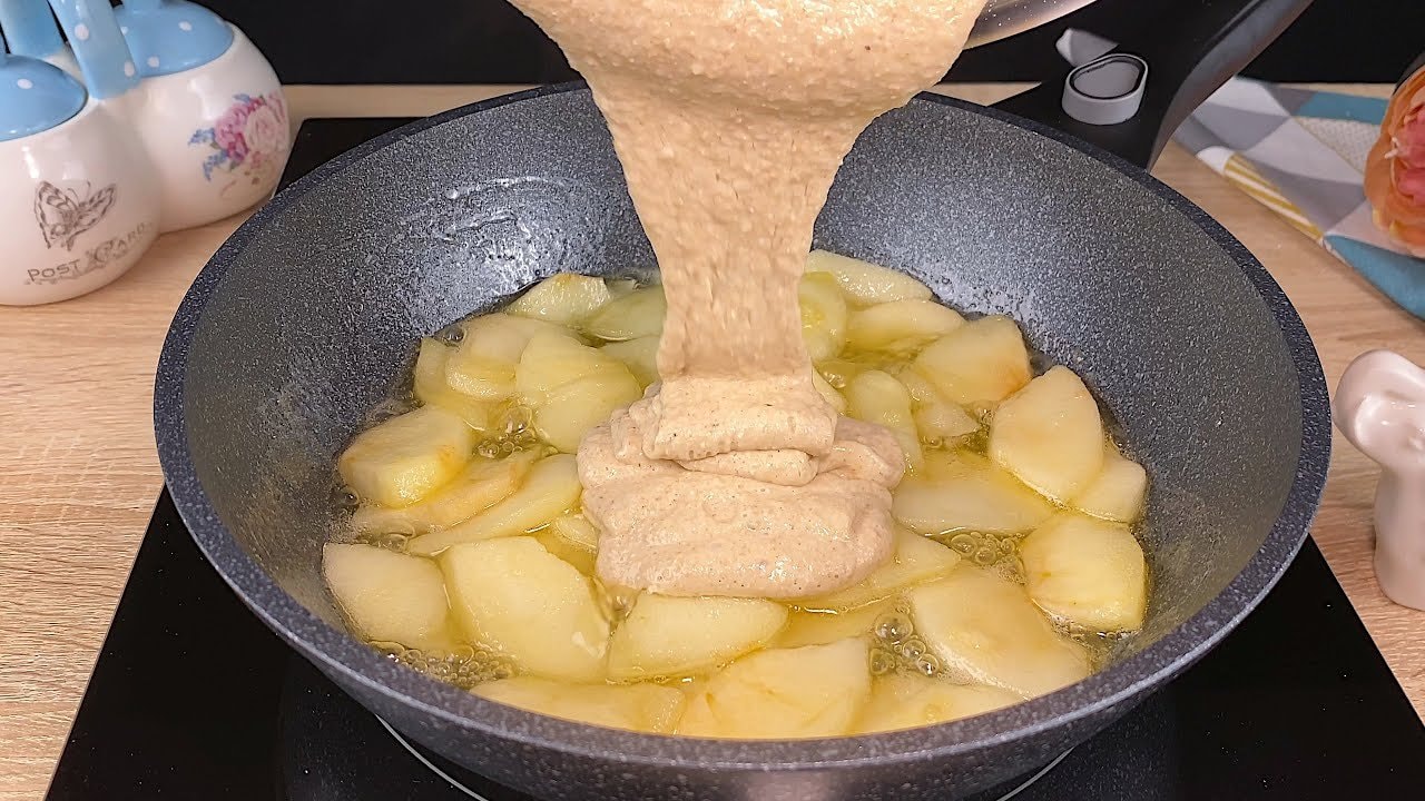 5-Minuten-Apfel-Hafer-Pfannkuchen (Ohne Ofen) — Fluffiger Pfannkuchen im abgedeckten Pfännchen mit 1 Apfel, in Butter karamellis