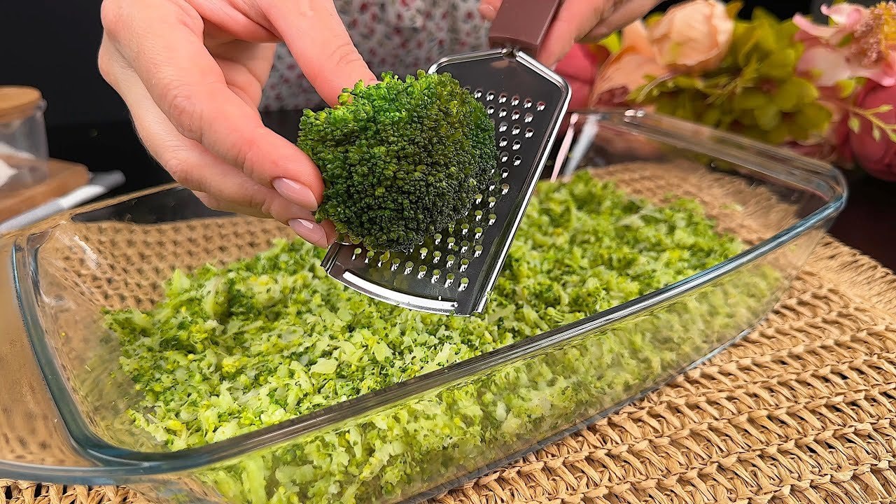 Pastel salado de brócoli, queso y avena (sin harina) — Pastel salado de diario con brócoli rallado, cebolla, zanahoria y 100g de queso 