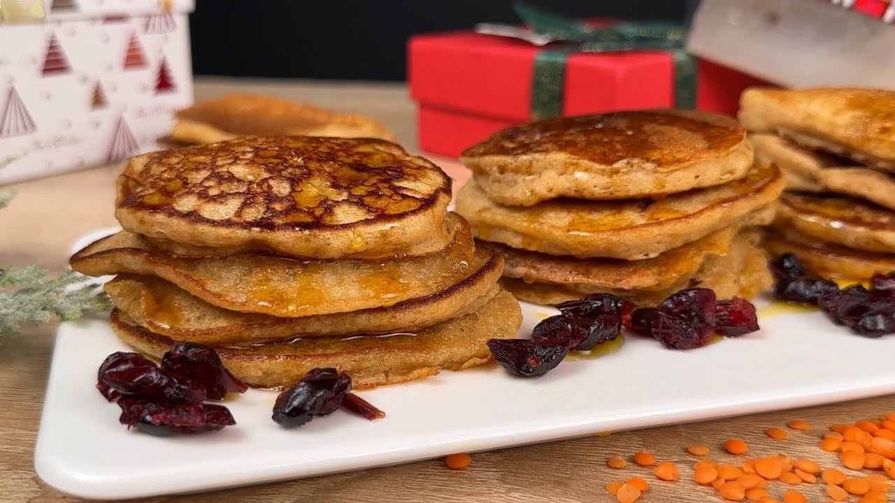 Tortitas aireadas de lentejas rojas altas en proteínas (veganas) — Tortitas aireadas sin huevo con lentejas rojas y harina sin gluten, montadas con