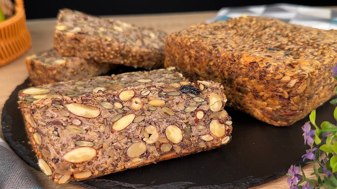 Hogaza energética de avena, frutos secos y semillas sin levadura (vegana) — Hogaza densamente cargada con avena, almendras, anacardos, pipas de calabaza y g