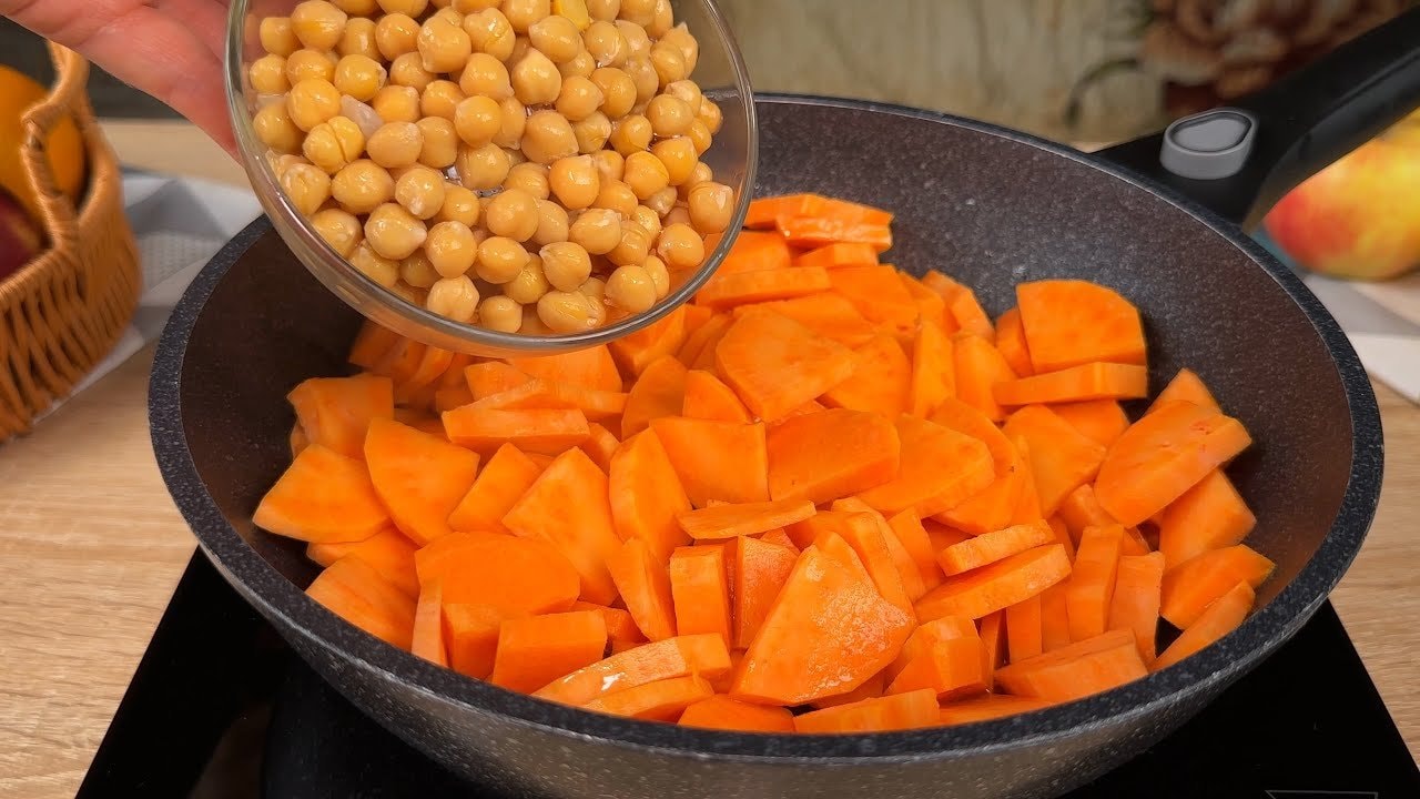 Süßkartoffel-Kichererbsen-Oliven-Bowl mit Zitrone — Gebratene Süßkartoffel und Kichererbsen aus der Dose mit Oliven, Trockenaprikose