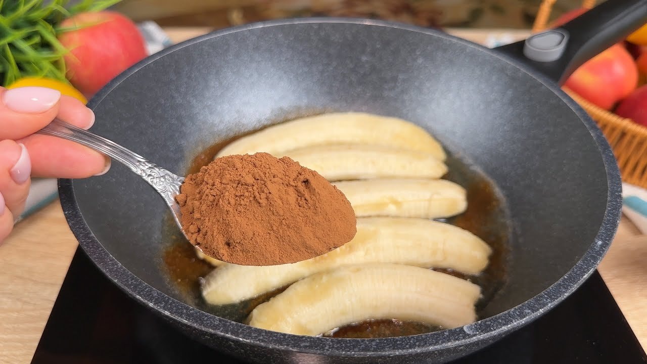 5-Minuten-Pfannkuchen mit Banane und Kakao — Gestürzter Bananenkuchen aus der Pfanne mit Haferdrink, Kokosblütenzucker und Ka