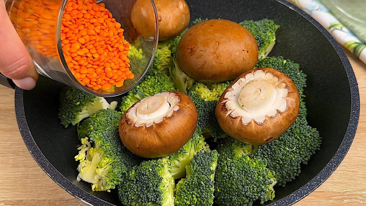 Sauté à la poêle brocoli, champignons et lentilles (végétalien) — Sauté rapide en une poêle de brocoli tendre, champignons et lentilles vertes ave