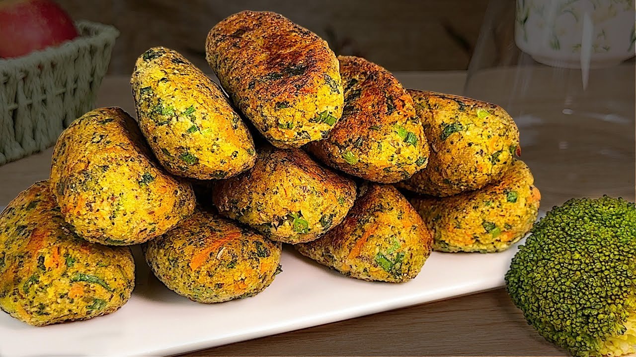 Eiweißreiche Linsen-Brokkoli-Puffer (Vegan) — Herzhafte vegane Puffer aus gemahlenen grünen Linsen, blanchiertem Brokkoli, Kar
