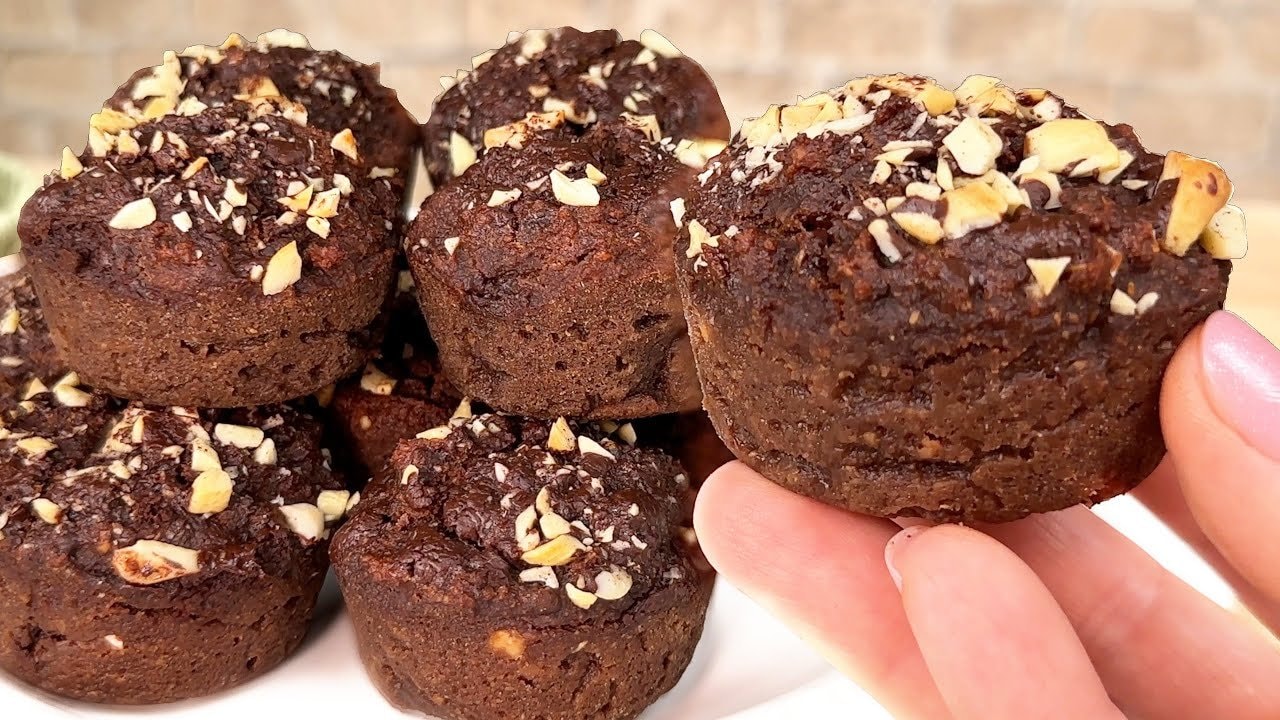 Muffins chocolat aux lentilles (végétaliens, sans farine, sans sucre) — Muffins chocolat fondants aux lentilles corail trempées, banane, cacao et une po
