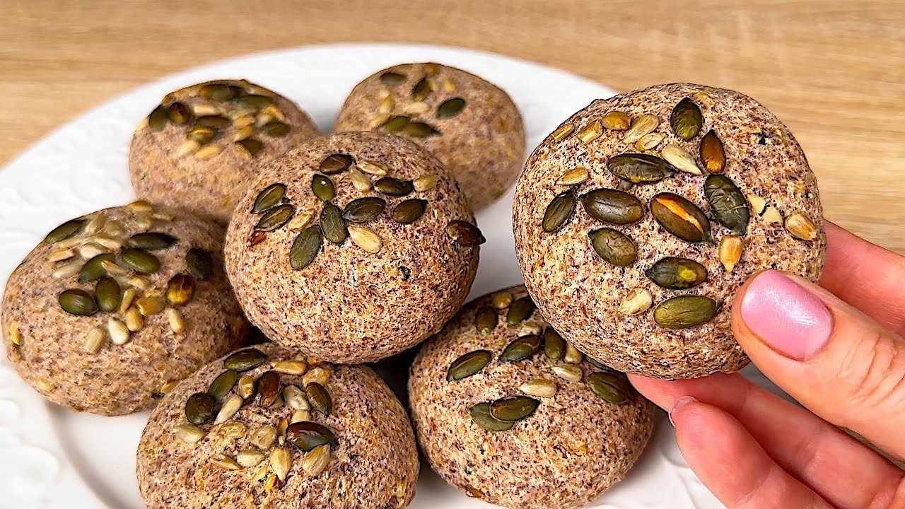 Keto-Mandel-Kokosmehl-Brötchen mit Kernen — Herzhafte Keto-Brötchen gebacken aus Mandel- und Kokosmehl mit Flohsamenschalen,