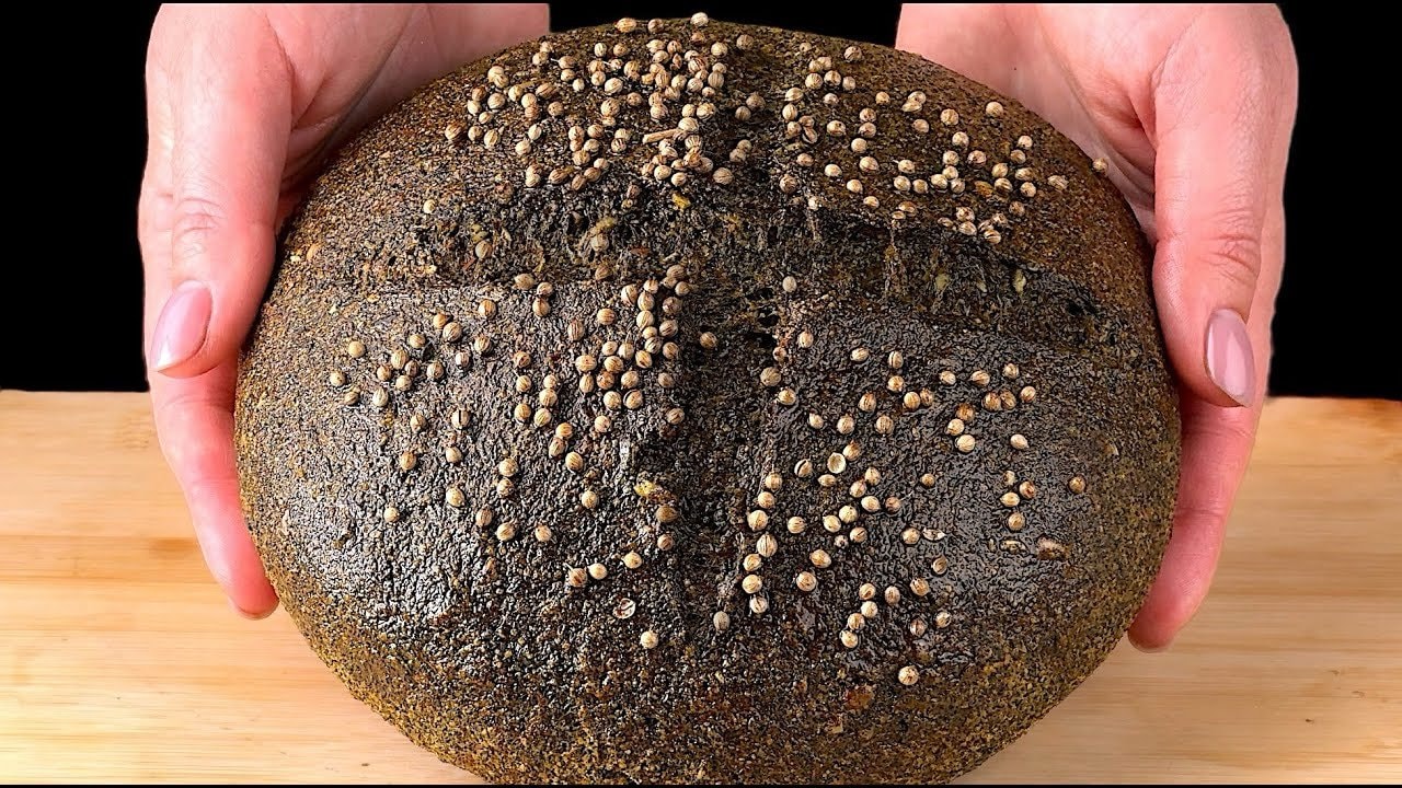 Spinat-Schwarze-Linsen-Laib (Glutenfrei, Mehlfrei) — Rustikaler Schwarze-Linsen-Laib mit blanchiertem Spinat, Kürbiskernen und Flohsa