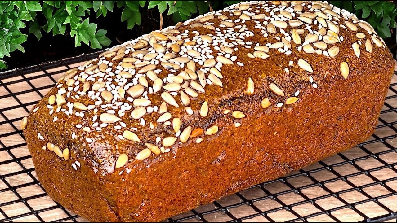 Keto-Grüne-Linsen-Kokosmehl-Brot mit Kräutern — Herzhaftes Keto-Brot auf Basis grüner Linsen, Kokosmehl und Flohsamenschalen, ge