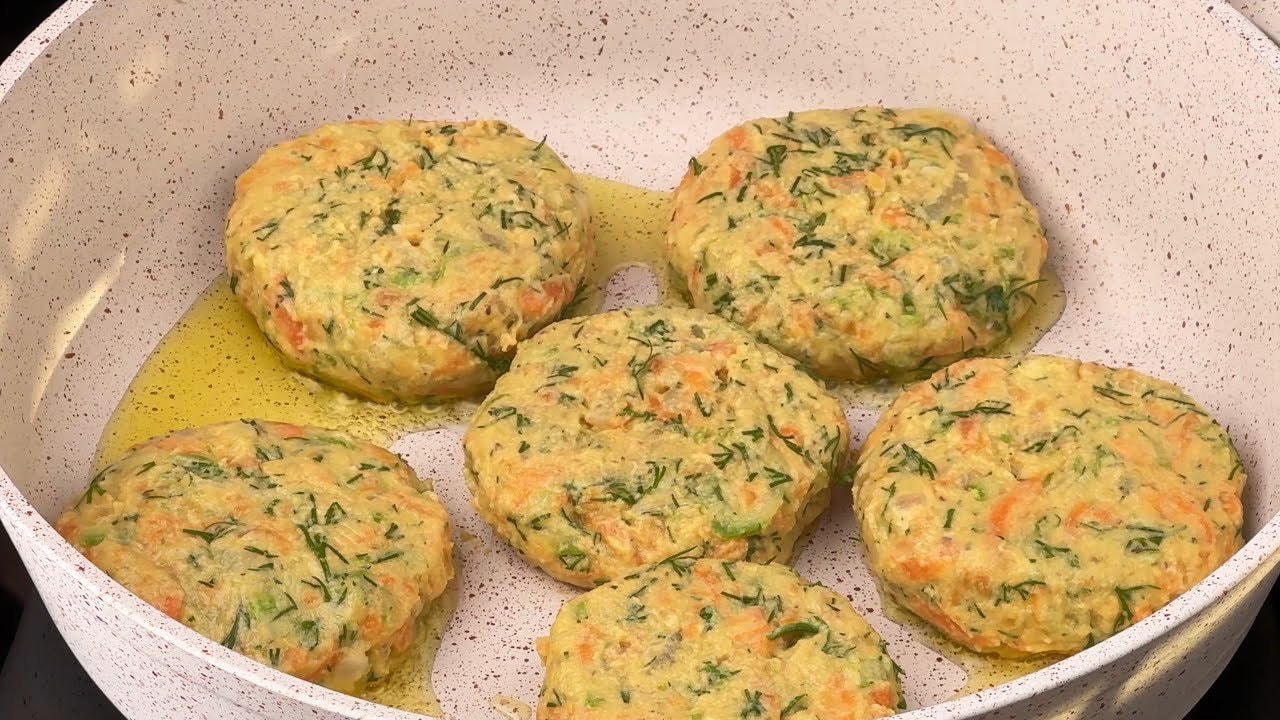 Hamburguesas veganas de lentejas y calabacín con salsa de crema agria y eneldo — Hamburguesas tiernas de lentejas verdes trituradas con calabacín, zanahoria y en