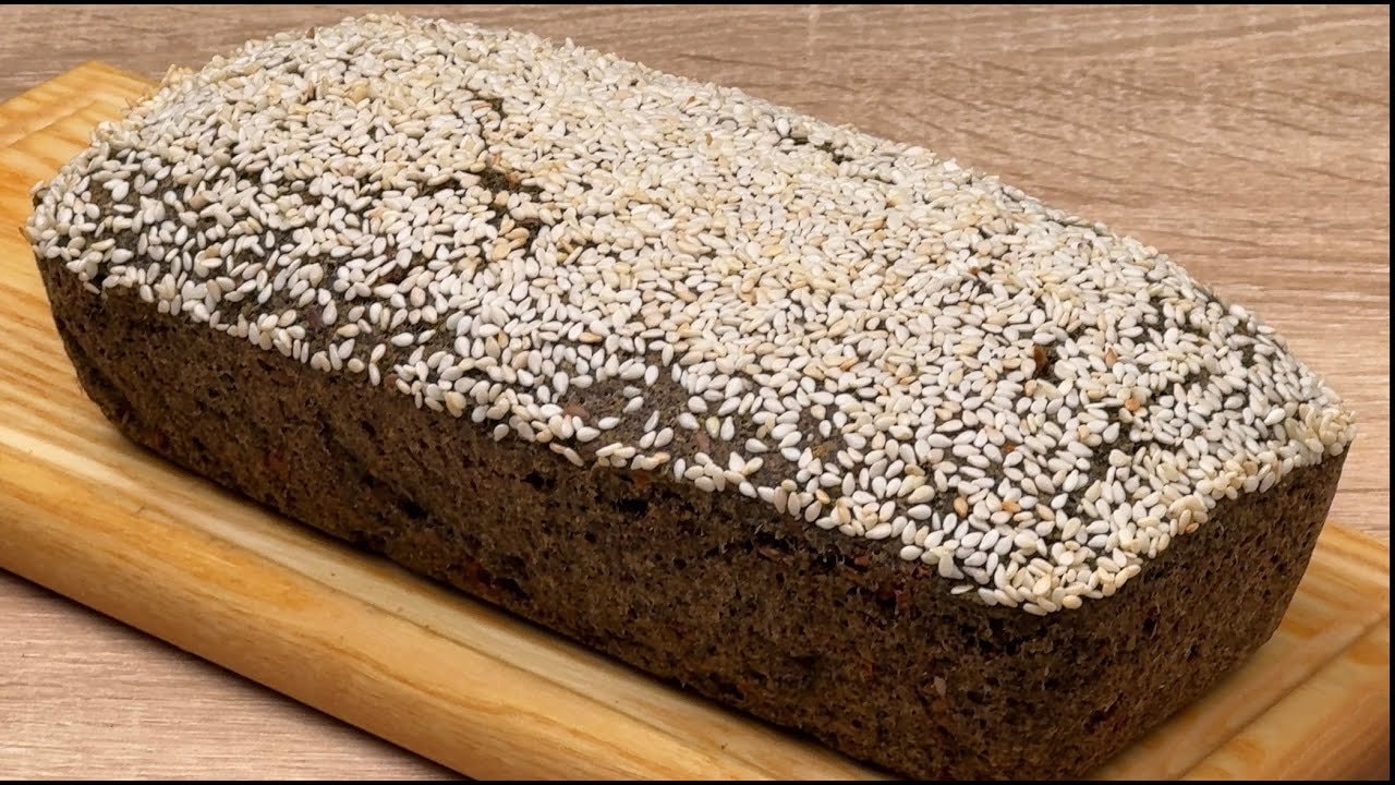 Hogaza de lentejas negras y linaza con tomates secos — Pan salado de lentejas negras entretejido con linaza, tomates secos y pimentón d