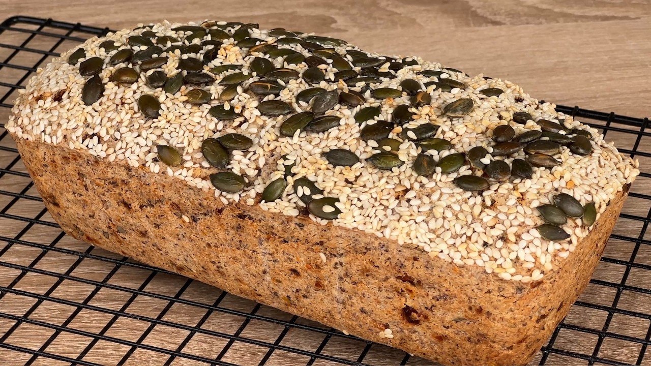 Keto-Mandel-Kokos-Fladenbrot mit sonnengetrockneten Tomaten — Knuspriges Keto-Fladenbrot aus Mandel- und Kokosmehl, Flohsamenschalen und Chia,