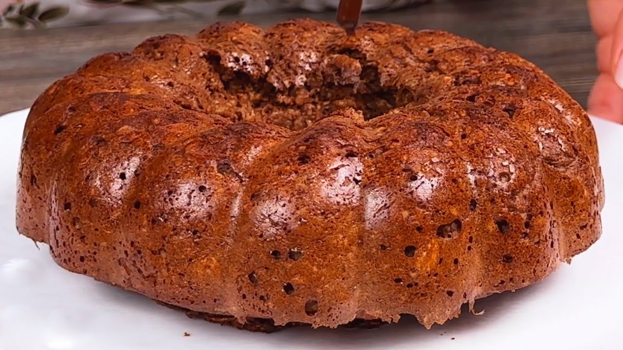 Mehlfreier Hafer-Bananen-Kakaokuchen mit Schokoladenglasur — Zarter mehlfreier Bananen-Haferkuchen mit Kakao und Kokosflocken, glasiert mit g