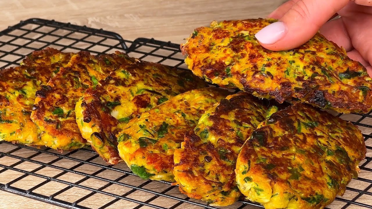 Zucchini-Hafer-Mozzarella-Puffer mit Getrockneten Tomaten — Knusprige Pfannenpuffer aus geriebener Zucchini, Karotte und Kartoffel mit gesch