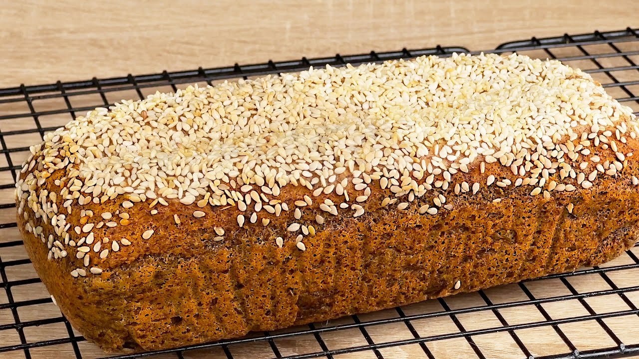 Kokosmilch-Rote-Linsen-Brot mit Italienischen Kräutern — Cremiges Linsenbrot, püriert mit Kokosmilch, Olivenöl, Apfelessig und Flohsamens
