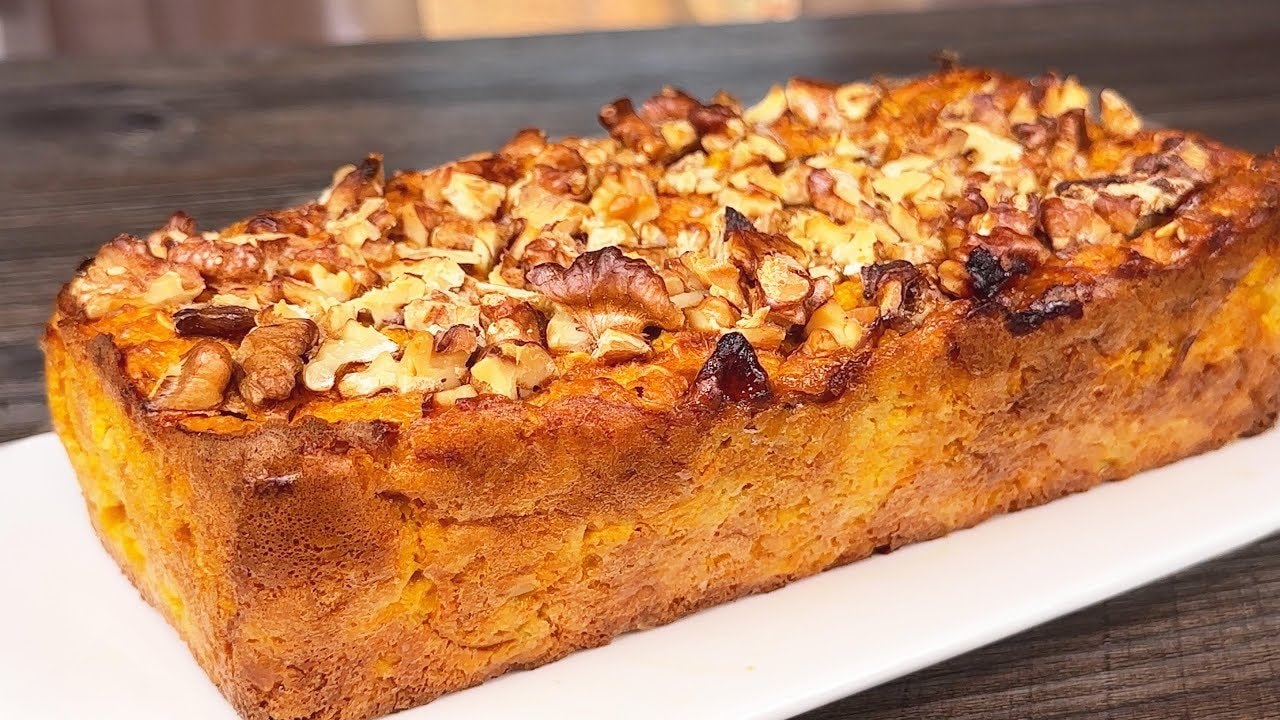 Gâteau avoine-kéfir à la carotte, pomme et noix — Gâteau avoine moelleux trempé au kéfir incorporé de carotte râpée, pomme et morc
