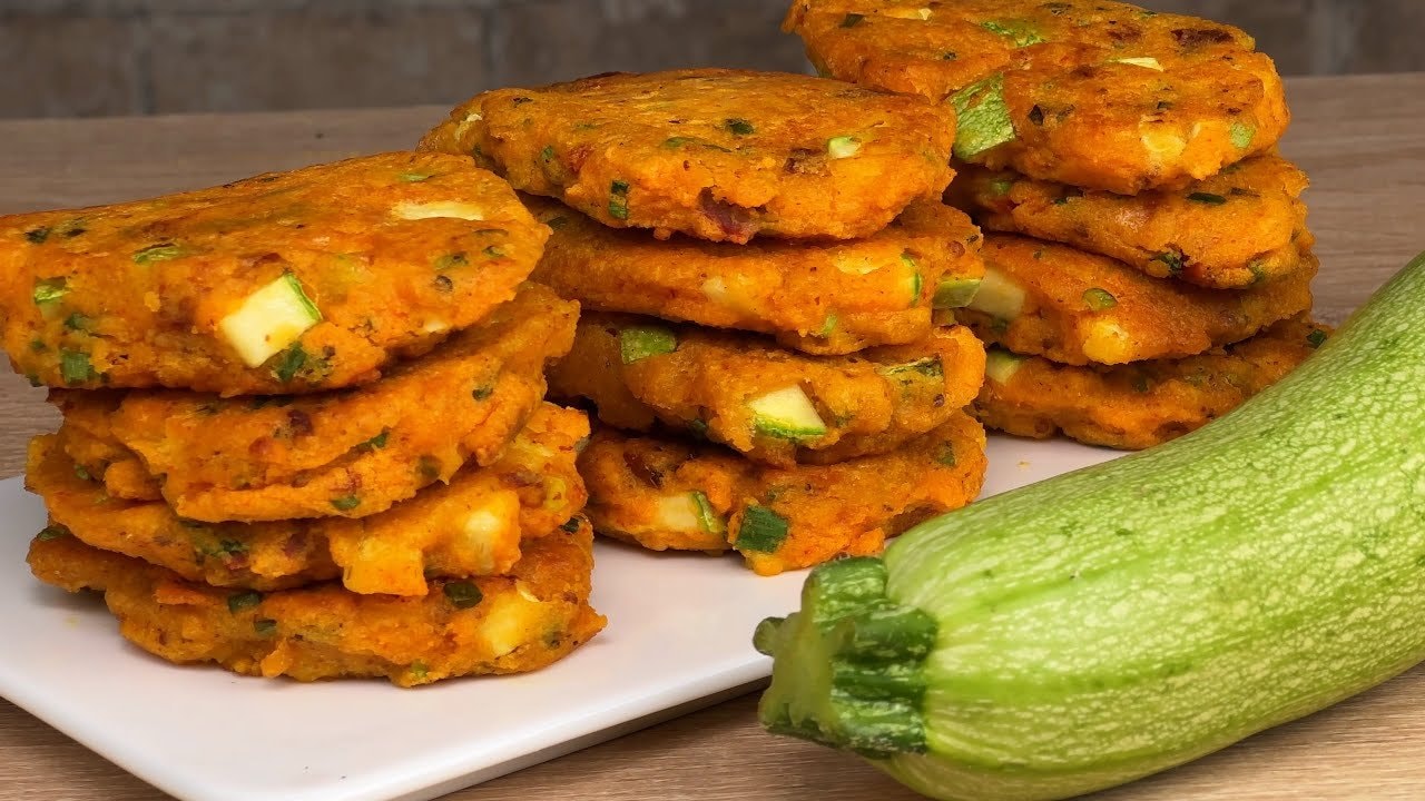 Estofado vegano de lentejas rojas y calabacín con salsa de yogur — Estofado sedoso de lentejas rojas con calabacín, tomates secos y azafrán, remata