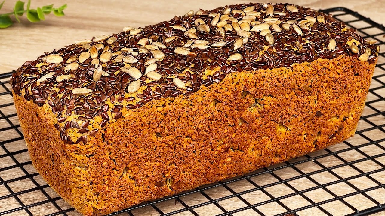 Hefe-Haferbrot mit Paprika, Safran & Kernen — Weiches Hefe-Haferbrot gewürzt mit Paprika, Safran und Knoblauch, durchsetzt mit
