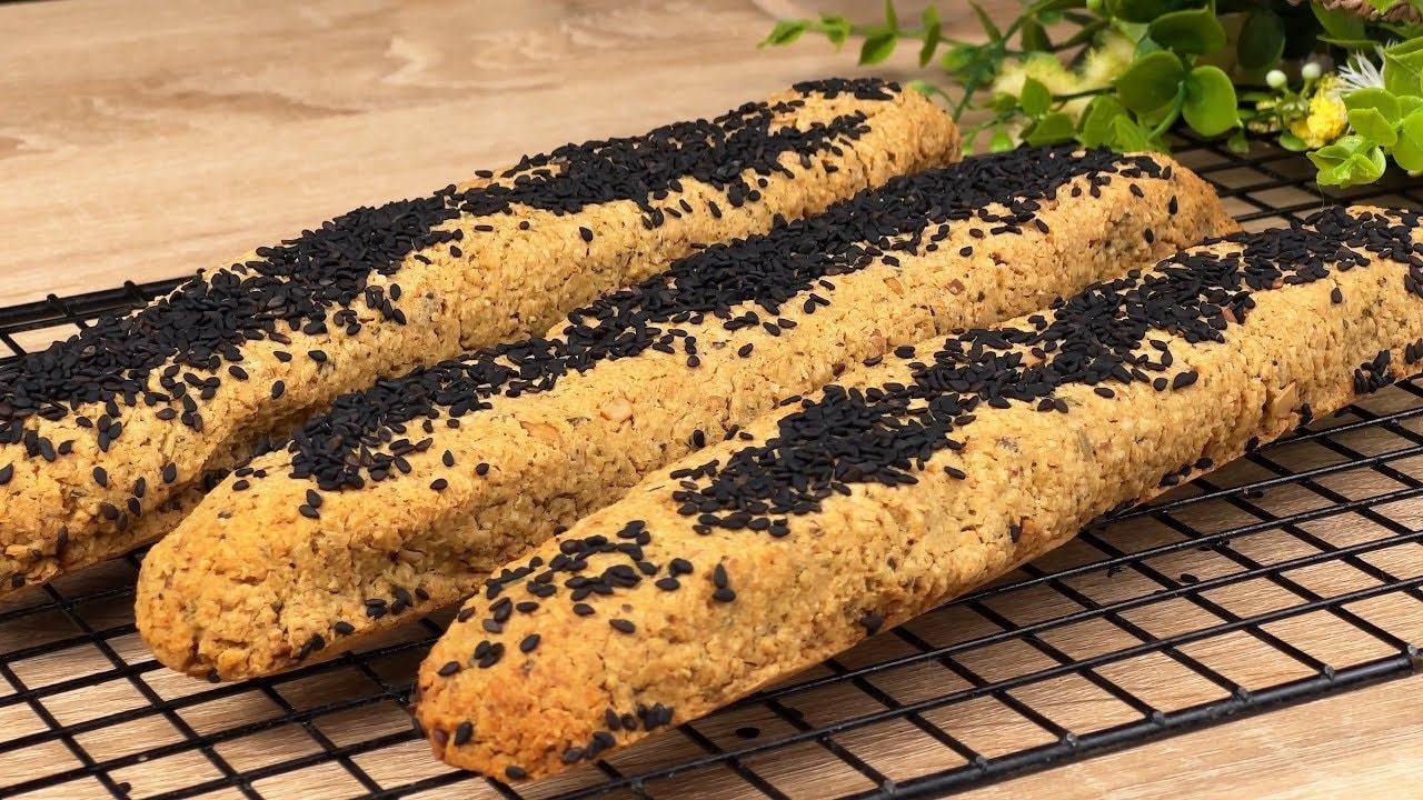 Rustikale Hefe-Hafer-Zucchini-Brotstangen (Ohne Mehl) — Rustikale Hefe-Haferstangen mit Zucchinipüree, gerösteten Kernen und einer Prise