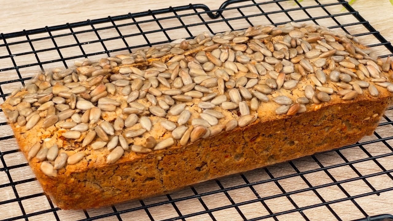 Pain d'avoine salé au lait, tomate séchée et basilic — Pain d'avoine moelleux trempé dans du lait tiède et enrichi de tomates séchées, 