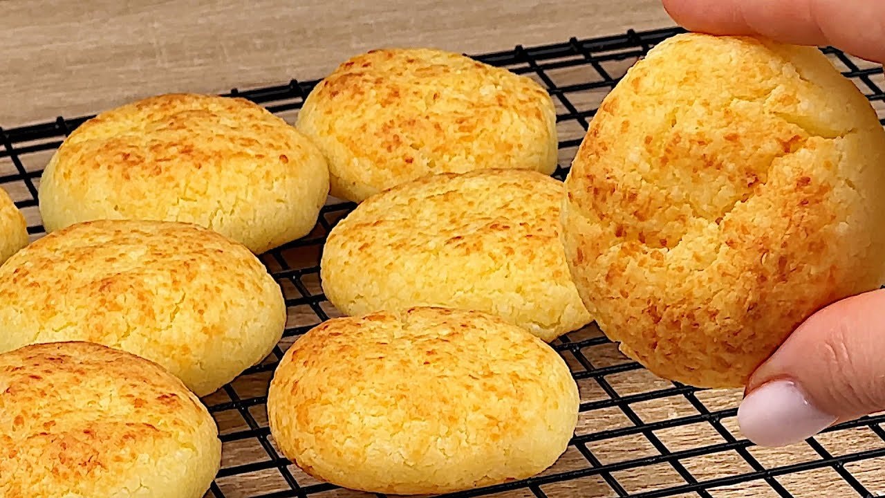 Pão de queijo sans gluten (petits pains au fromage brésiliens) — Petits pains au fromage brésiliens dorés à base de fécule de tapioca, lait, œuf 