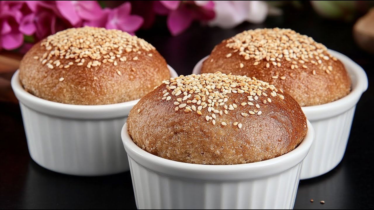 Keto-Mandel-Haselnussbrot (Glutenfrei, Low-Carb) — Mit Eischnee aufgeschlagenes Keto-Brot auf Mandelmehl, gerösteten Haselnüssen un