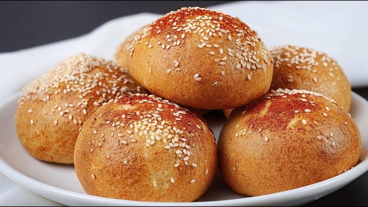 Keto-Mozzarella-Mandelbrötchen zum Abendessen (Ohne Mehl) — Käsige Keto-Brötchen aus einem Mandel-Mozzarella-Teig mit Parmesan, Flohsamensch