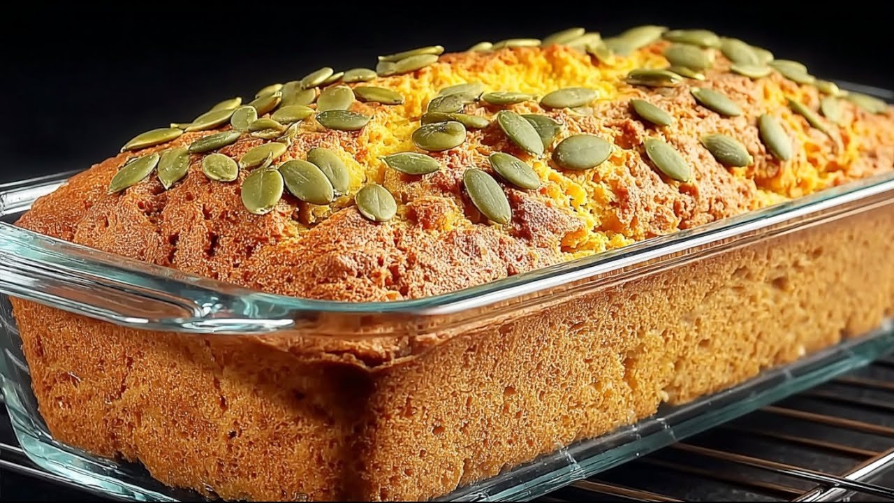 Kürbiskern-Mandel-Keto-Brot (Glutenfrei) — Herzhaftes Keto-Brot aus Mandel- und Kürbiskernmehl mit ganzen Kernen in der Kru